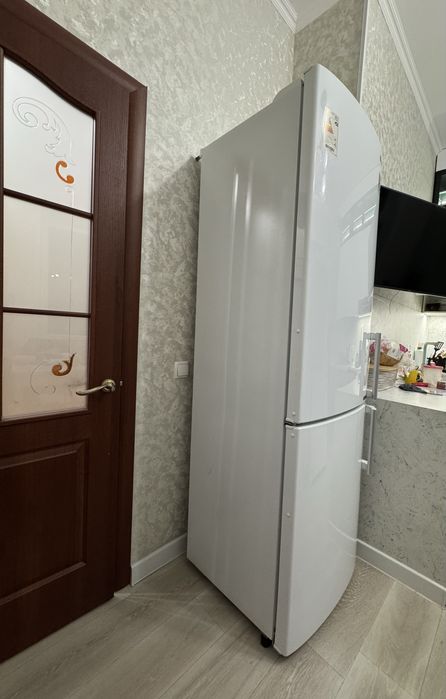 Продам большой холодильник LG
