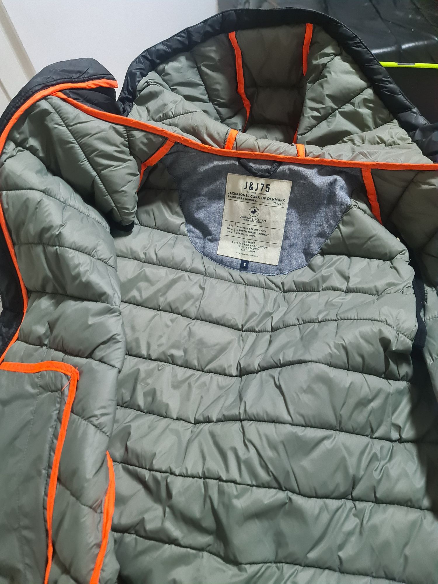 Veste JACK&JONES cu glugă, originală (mărimea S)