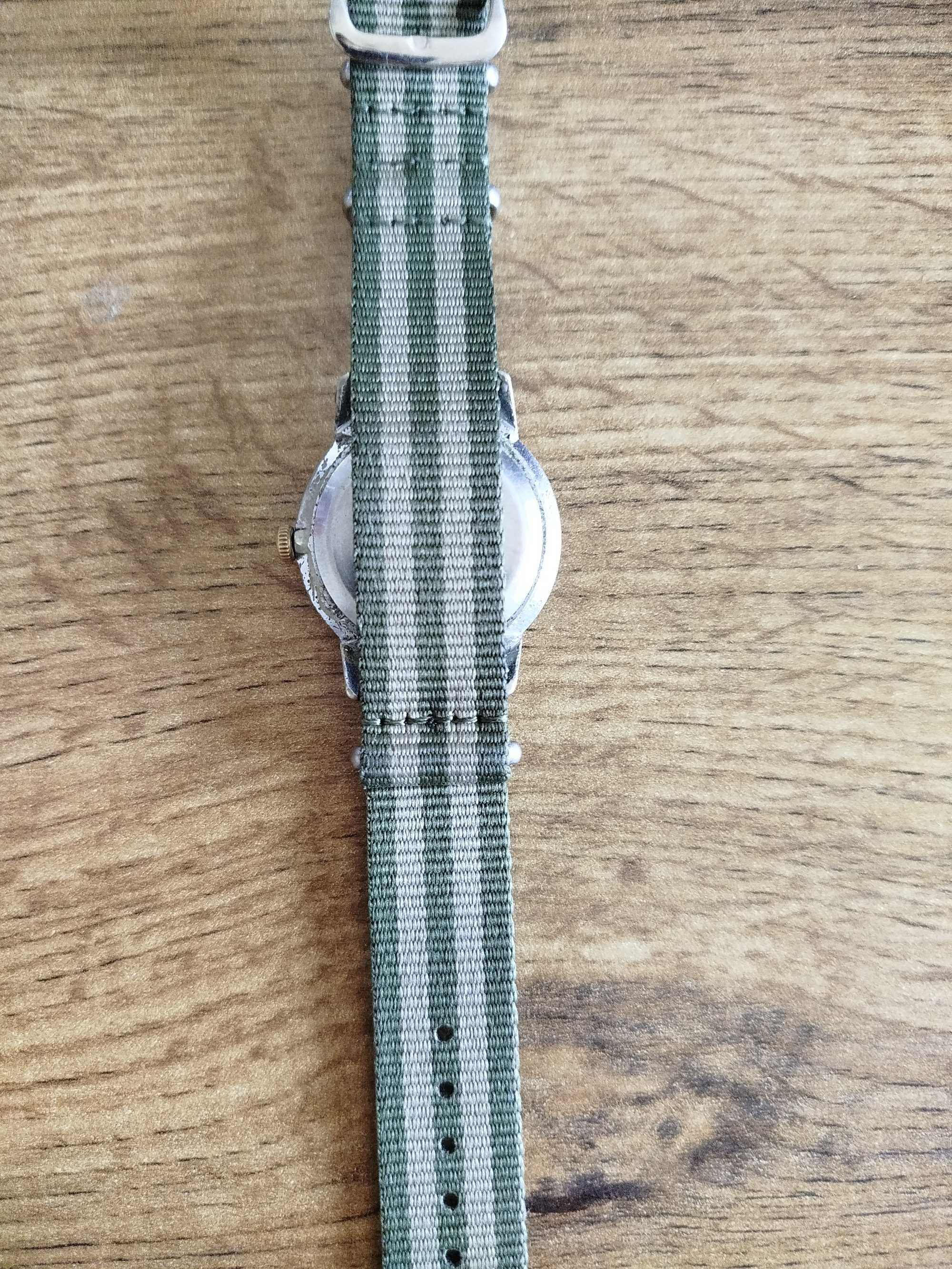 Vintage Raketa – съветски механичен часовник, работещ