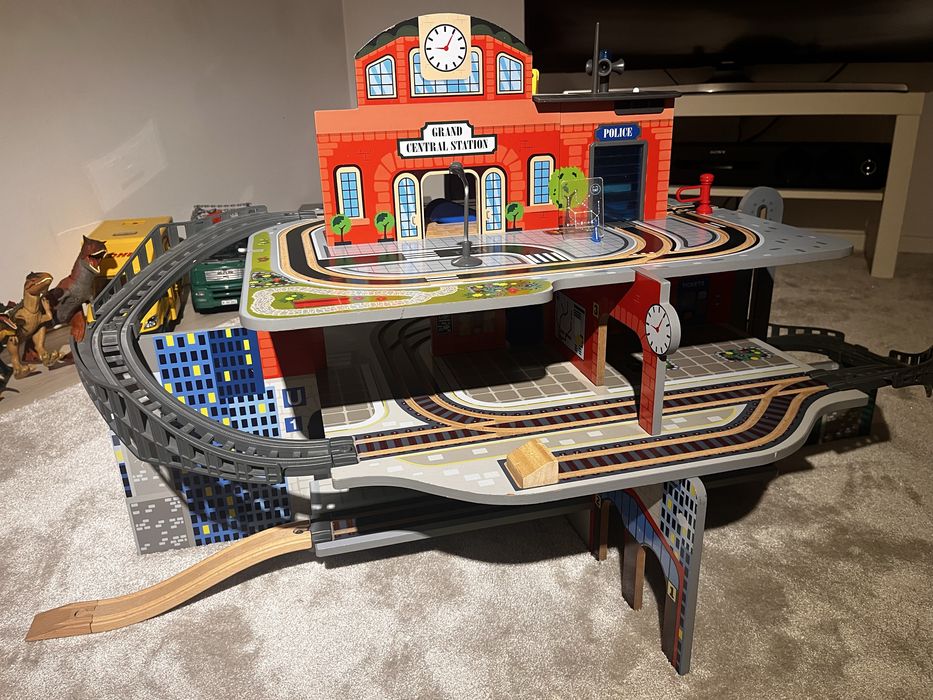 Oras din lemn pe nivele cu accesoriile incluse - inclusiv jucarii