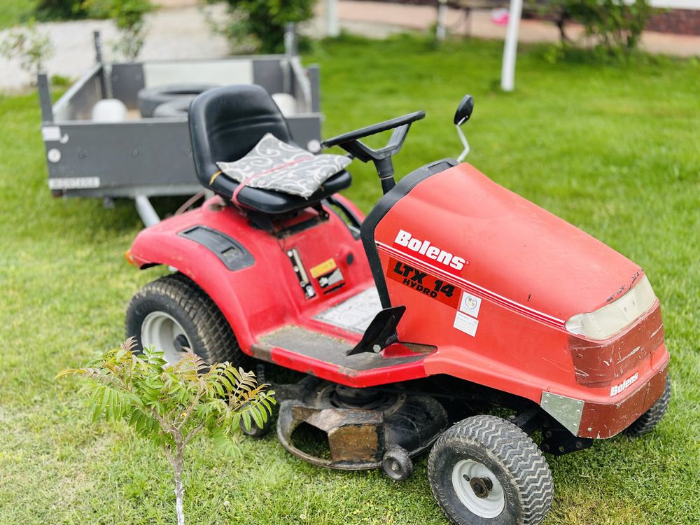 Tractor de tuns gazonul cu remorca