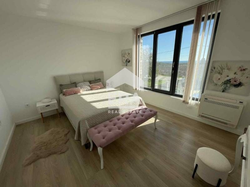 Триетажна обзаведена къща за продажба, с двор, басейн и 2 паркоместа,