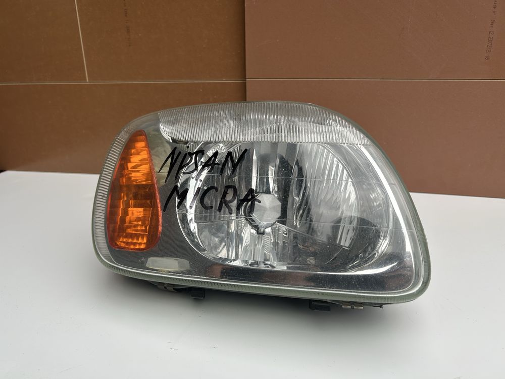 Far dreapta Nissan Micra European