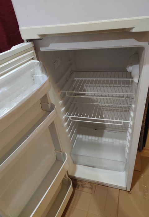 Хладилник с горен фризер SANG, 240 литра, 155 см височина