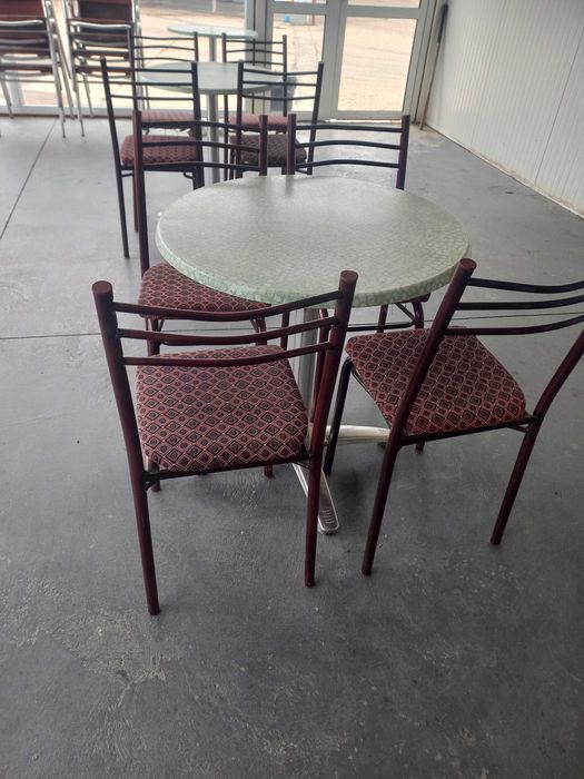 Продавам комплект маси и столове