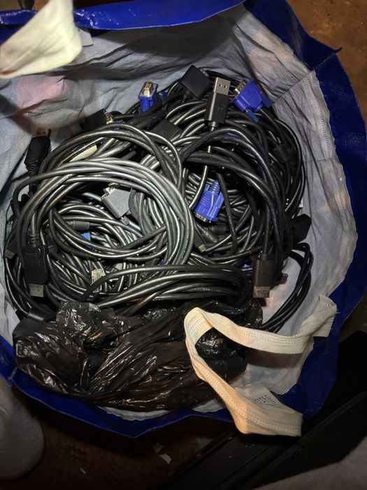 Vand sacosa plina cu cabluri Vga si inca cateva tipuri