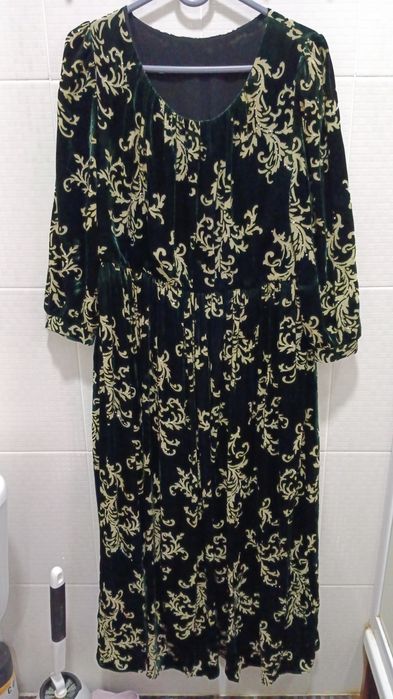 Продам бархатное платья с сразами