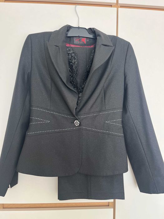 Дамски костюм - сако  и панталон