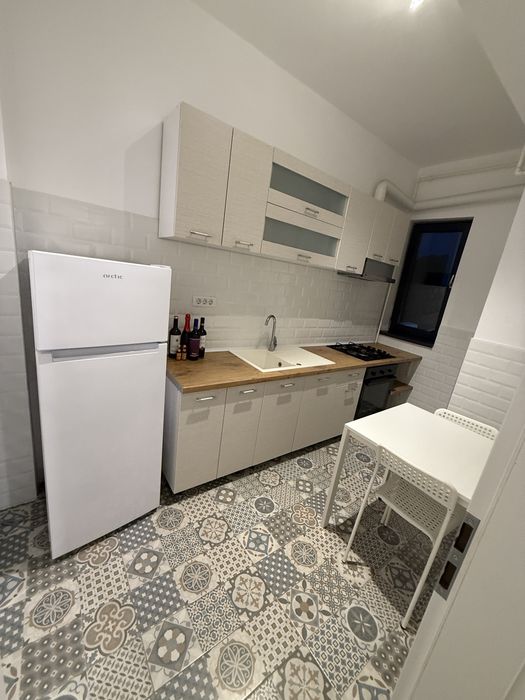 Închiriez Garsoniera Str.Florilor ( Pădure / Reactor)