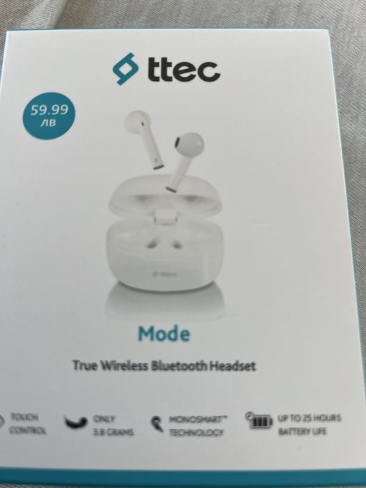 Realme 14x със слушалки