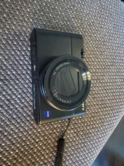 Продавам Sony RX100 III - компактна камера с професионални възможности