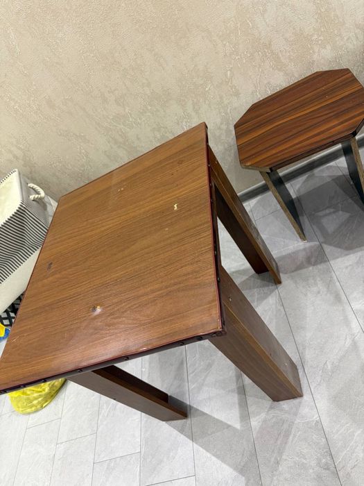 Продам стол с табуреткой.