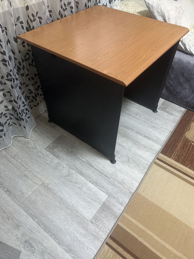 Продам стол в хорошем состоянии.