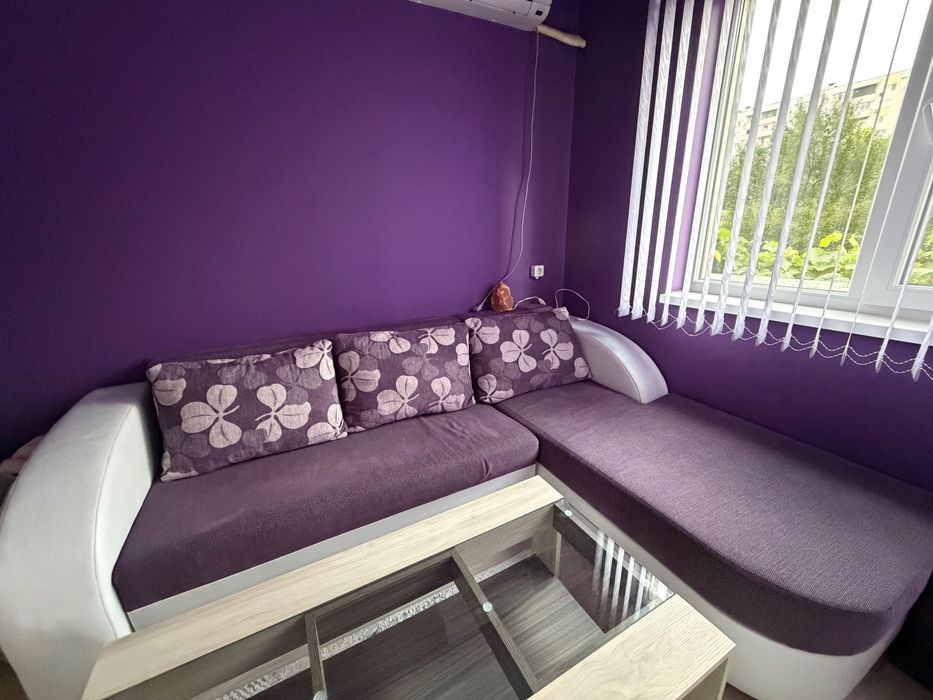 Ъглов диван в лилав цвят, комбинация от текстил и кожа!