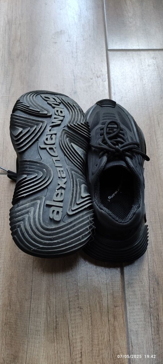 Alexander Wang много яки