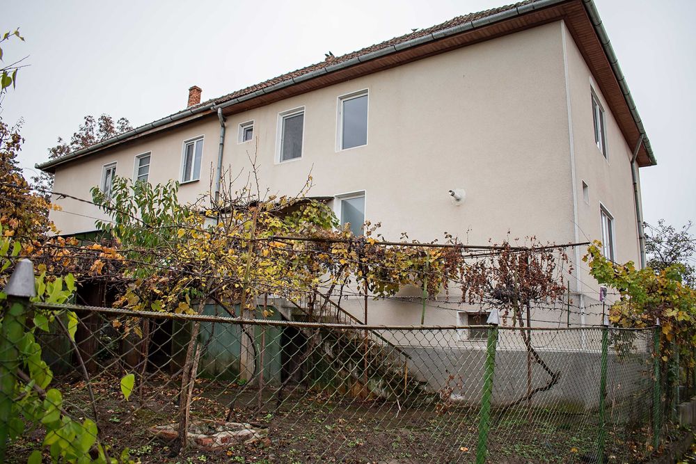 Vand casa cu 6 camere si teren in Buzias