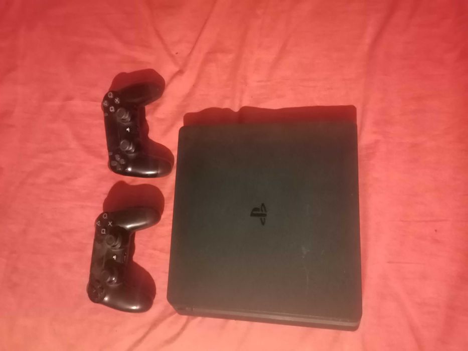Ps4 cu 2 manete 500 gb