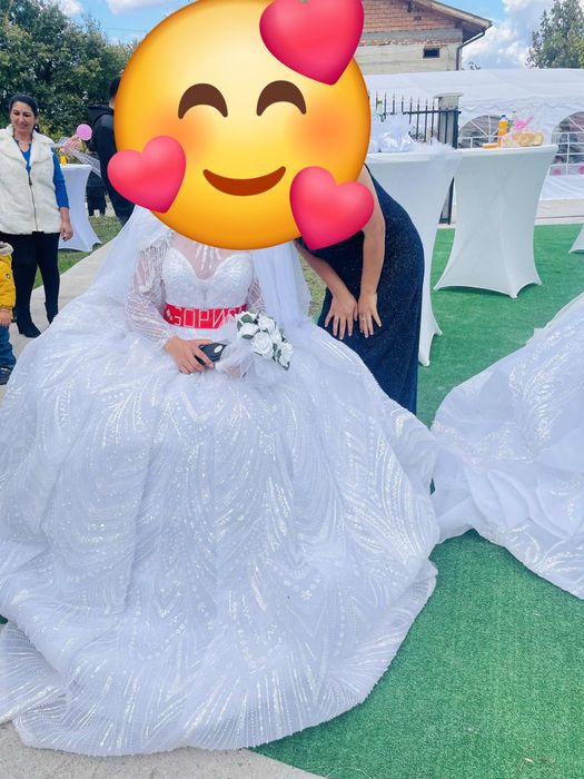 Продавам 2 булченски рокли 500 лв е едната и другата е от цена 500 лв