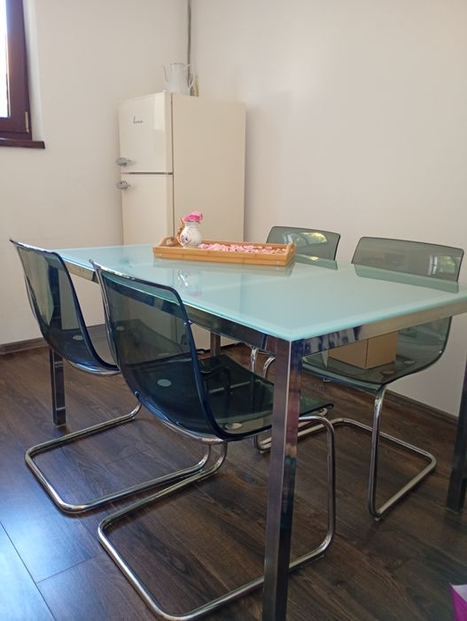 Masa interior cu 4 scaune