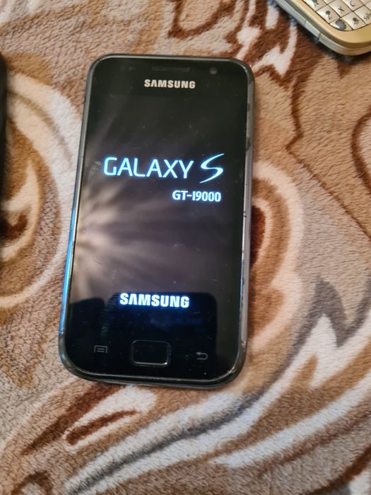 Vînd telefoane mobile functionale pe buton .