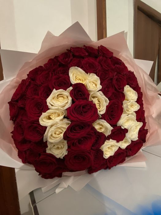 Цветы красный и белый роза.Свежий.