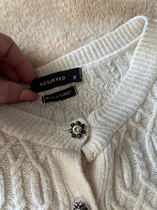 Cardigan alb cu nasturi decorativi!