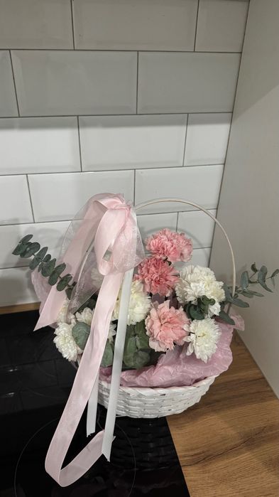 Цветы корзине маленький букет-комплимент