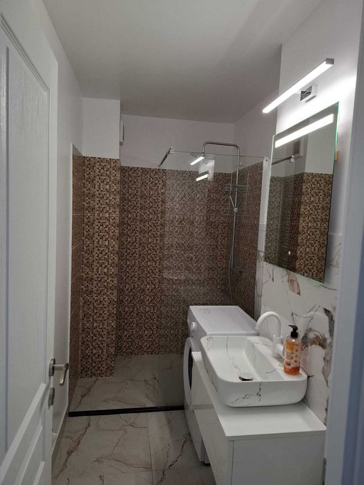 Inchiriez apartament decomandat zona Ciuperca