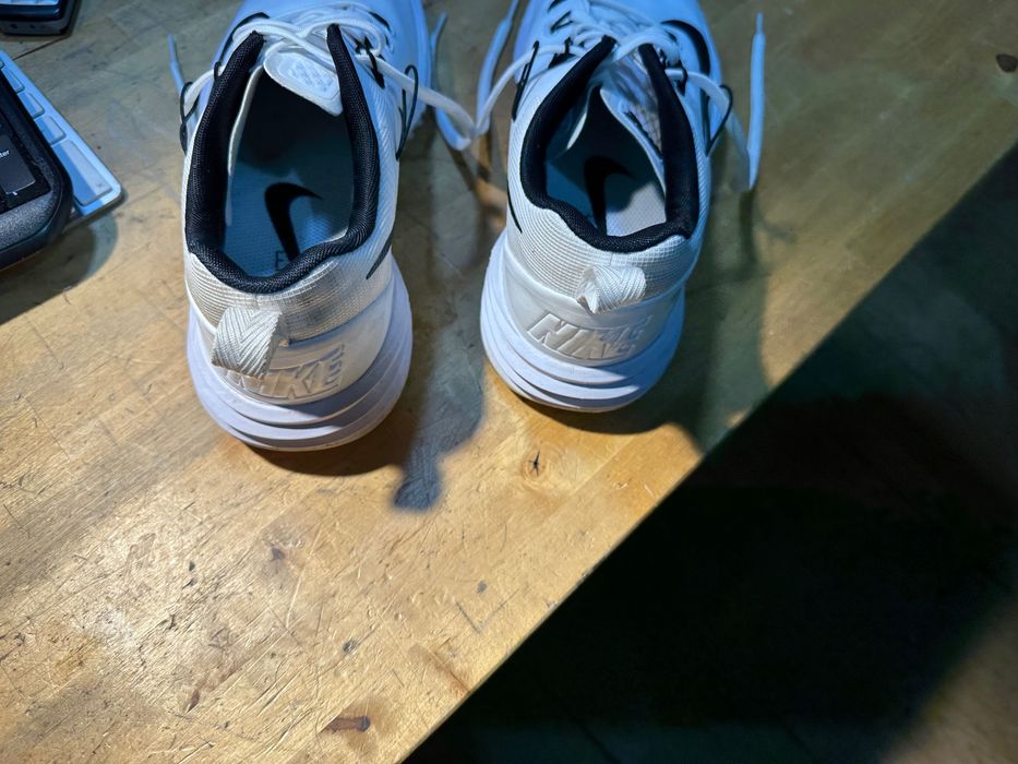 Adidași Nike buni