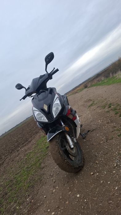 Vând scuter  merge foarte bine