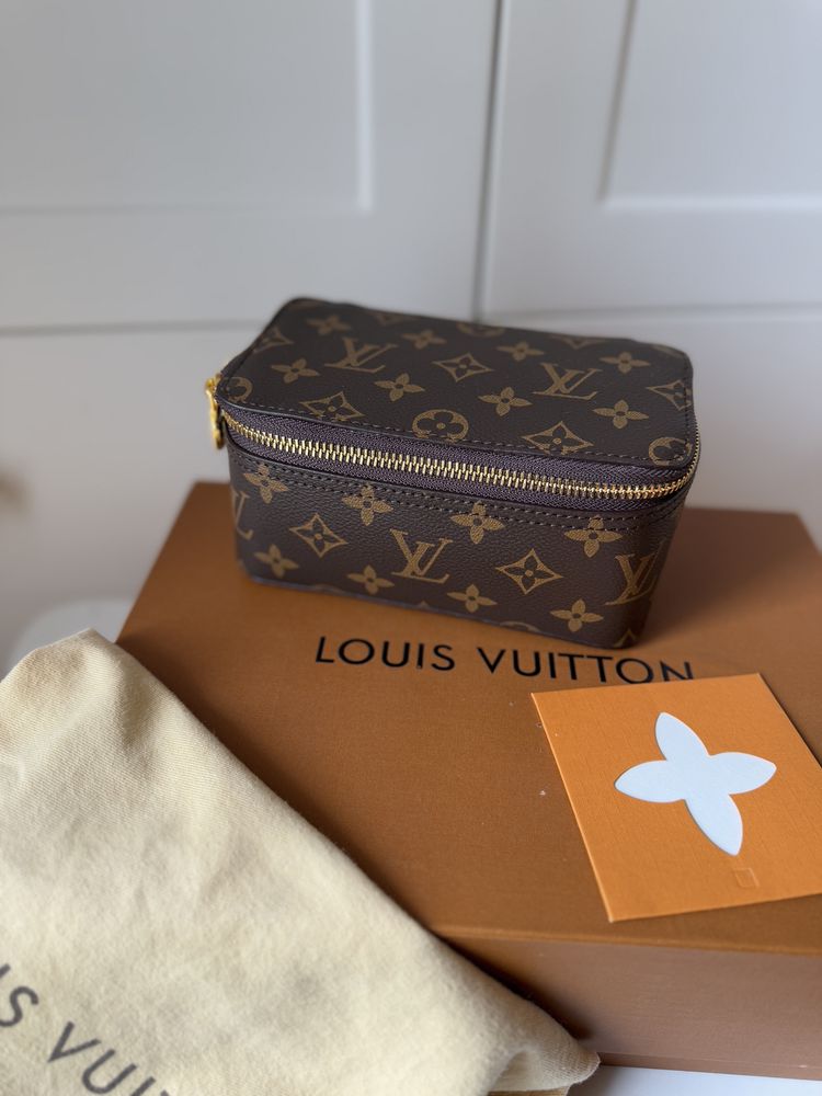Несесер за гримове/кутия Louis Vuitton