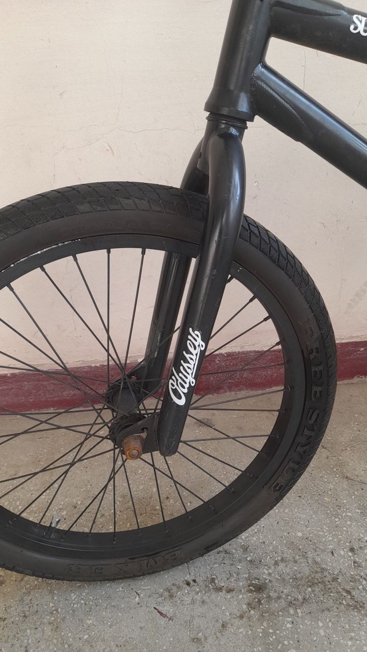 Vând bmx custom.