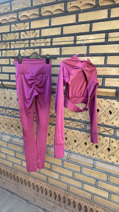 Спортивный костюм, леггинсы и топ с длинным рукавом