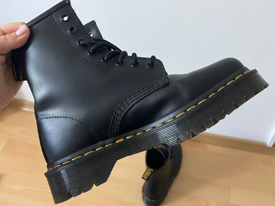 Черни кубинки Dr. Martens