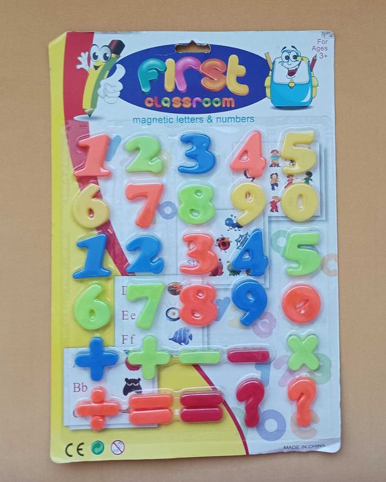 Магнитни цифри и знаци плюс магнитни карти с английски букви