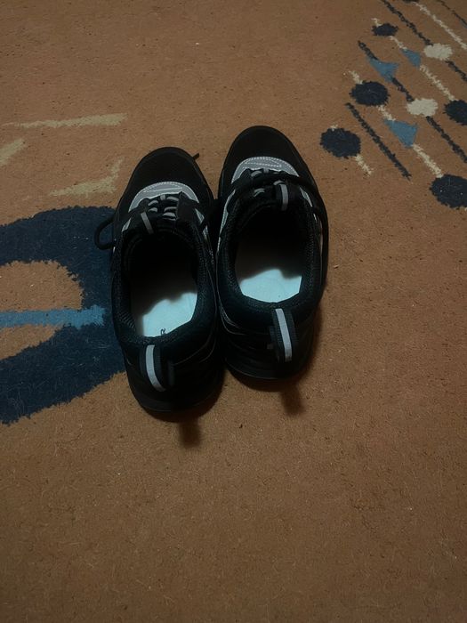 Продавам dior b22 черни