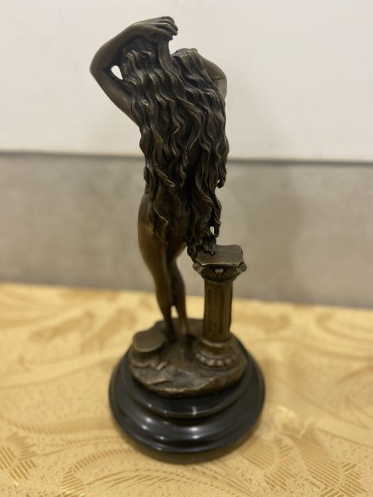 Statueta bronz masiv .inaltime 32 cm