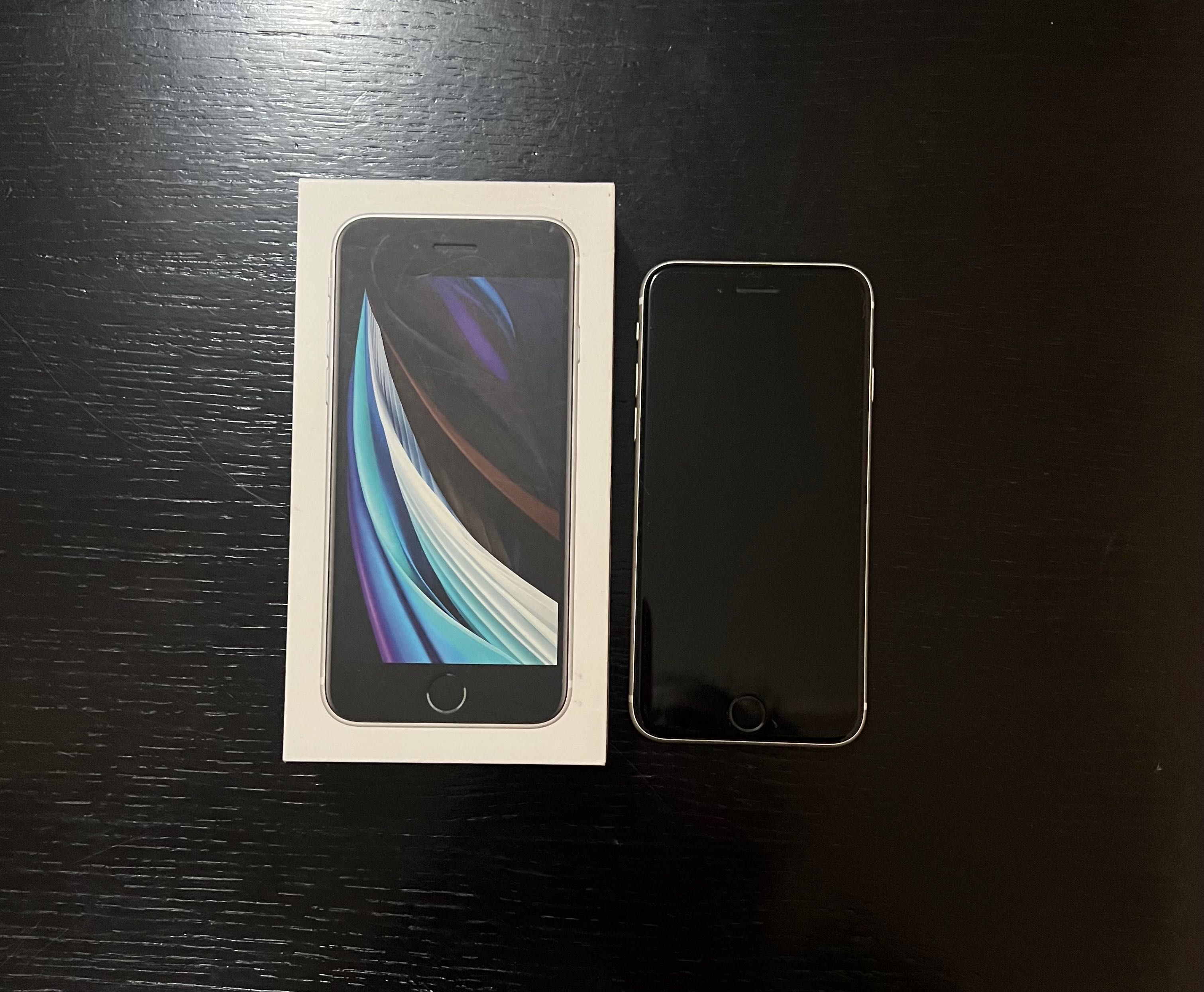Продавам IPhone SE 2020. Телефона е като нов без никакви забележки.