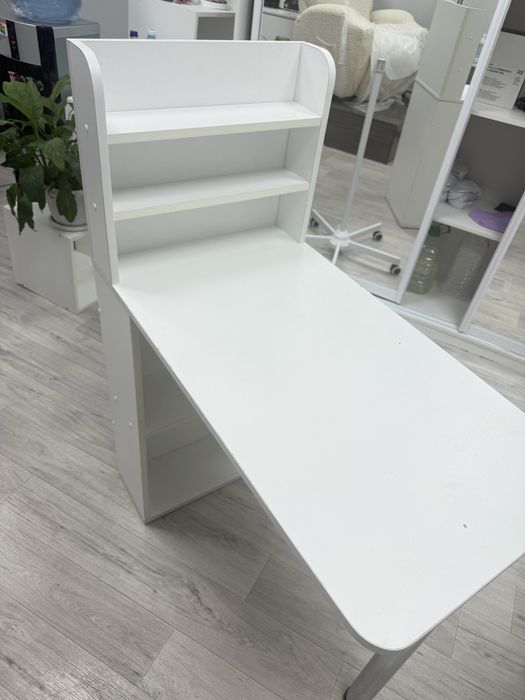 Маникюрный столик