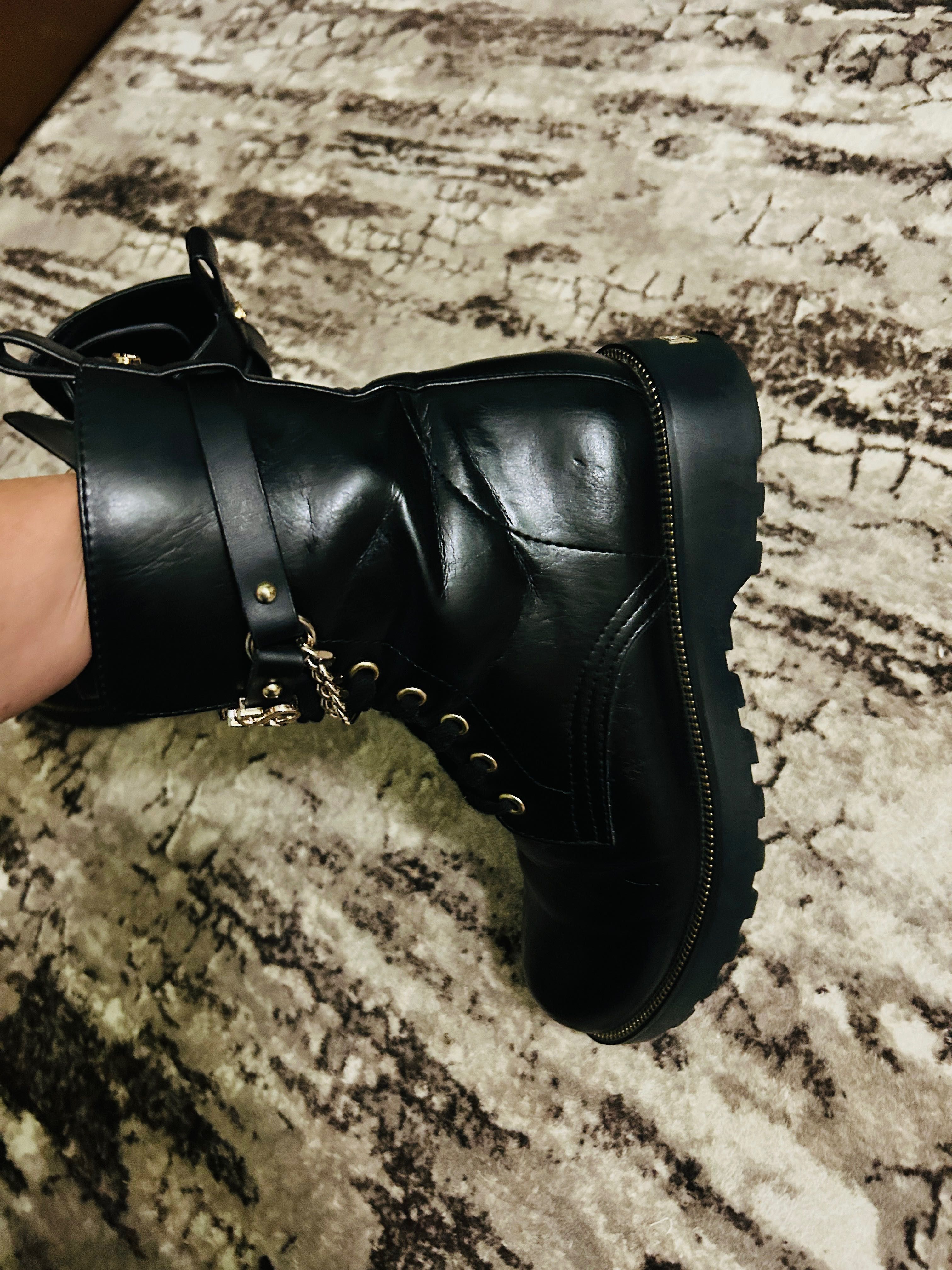 Два чифта боти Guess