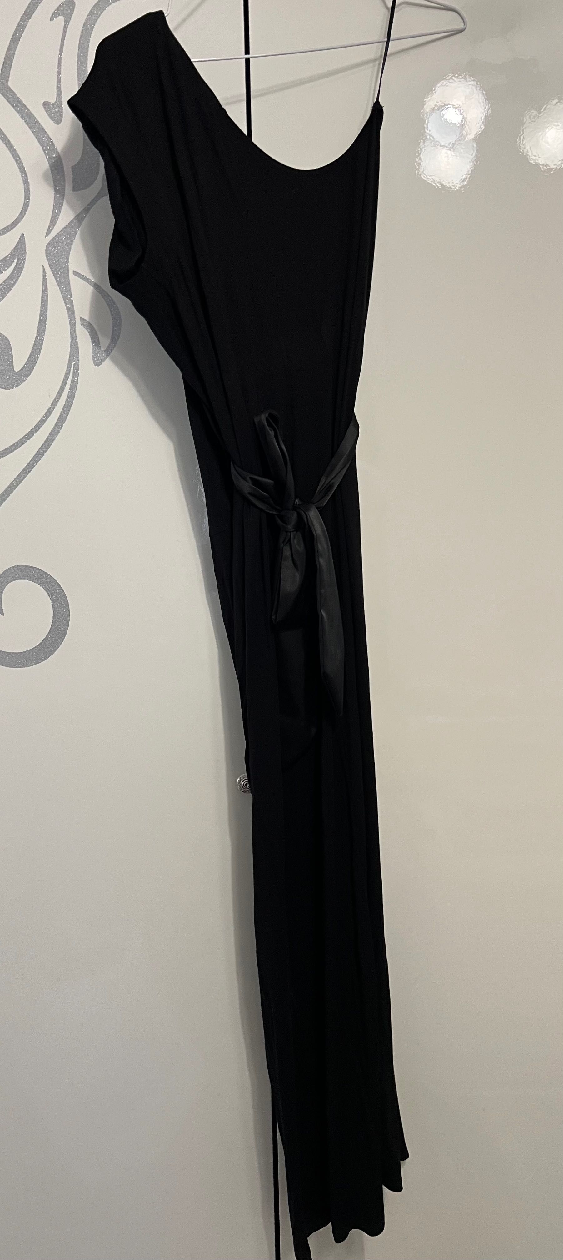 Черна дълга рокля с колан