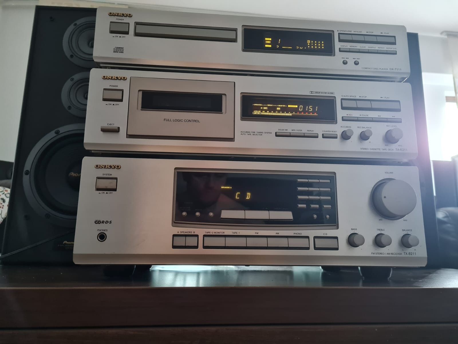 Linie Audio ONKYO compusă din Amplituner, CD player și Deck