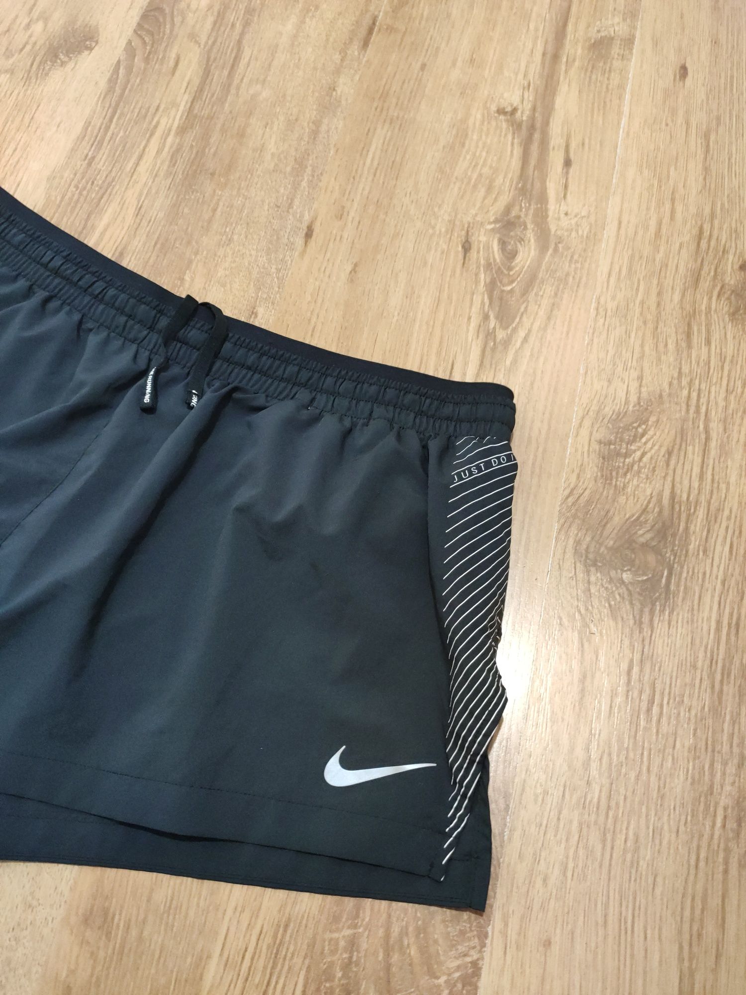 Pantaloni scurți de damă Nike Dri Fit mărimea L