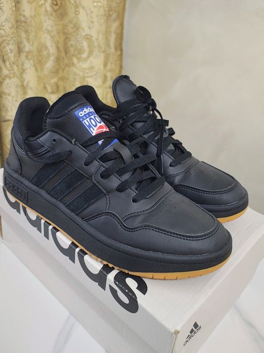 Adidași noi, 40,5 bărbați