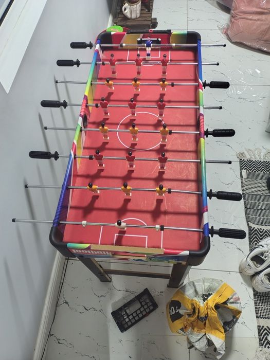 Vând masa de fotbal