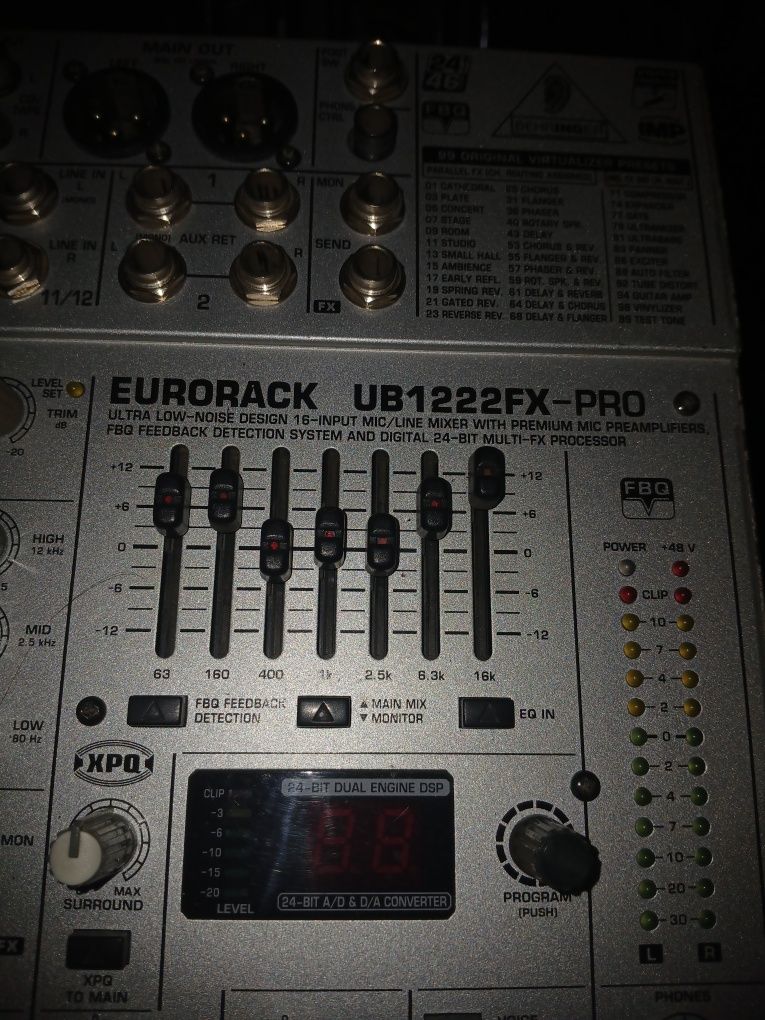 Behringer микшерный пульт