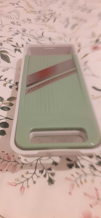 Răzătoare multifuncțională stivuibilă în cutie practică de depozitare