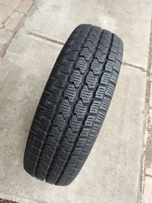 O bucată 205/75 R16C M+S iarnă + una Continental