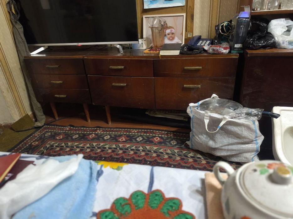 Продается сервант и тумбочки