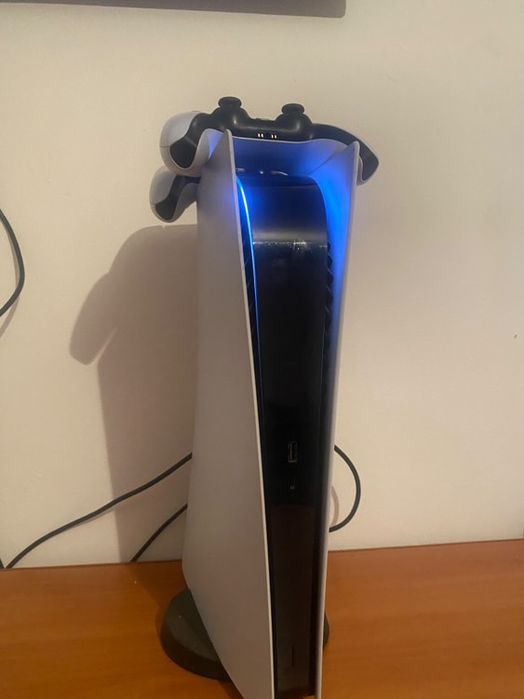 Vand PlayStation 5, 2 manete functionabile